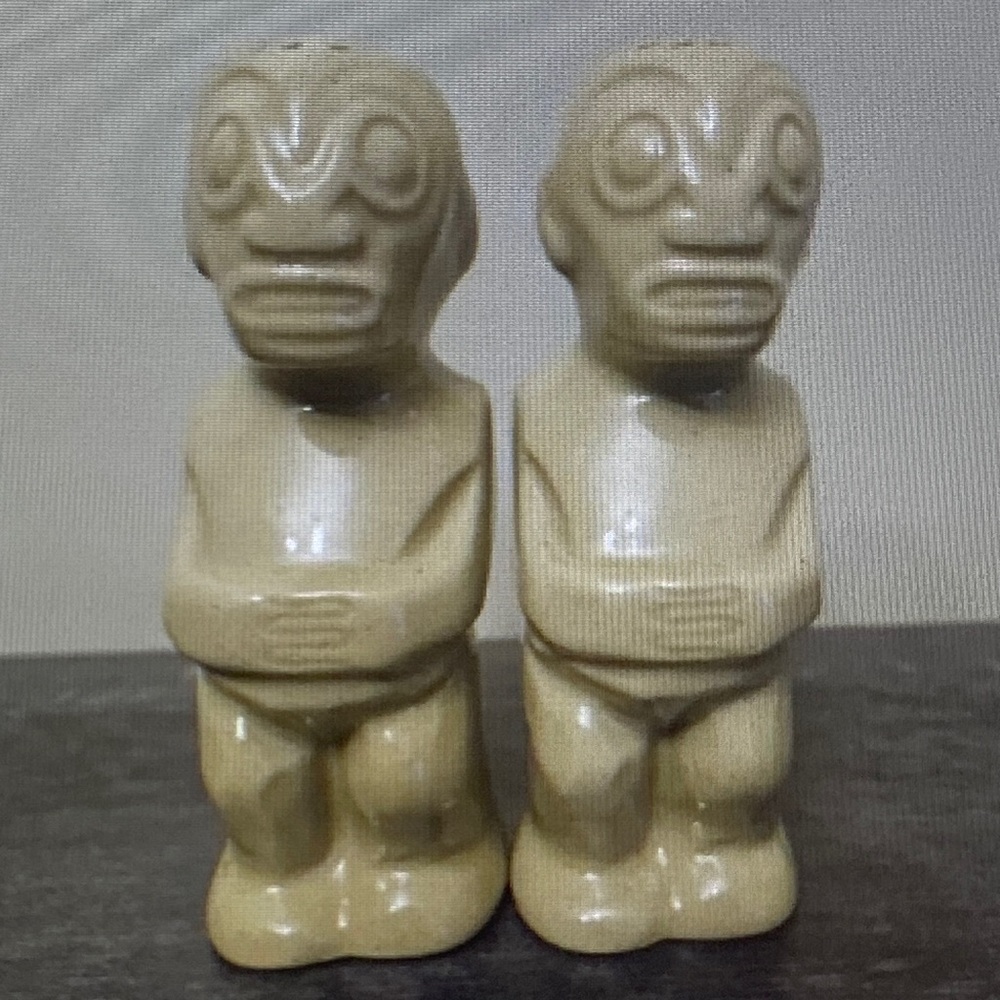 Trader Vics Salt & Pepper Ceramic Shaker Set